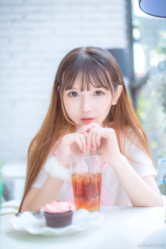 庞统闻言点点头，看向魏延道：“当加紧布防了，以孔明之能，我们恐怕还未赶到江州，江州已经被破，当先巩固好成都周边防御。”