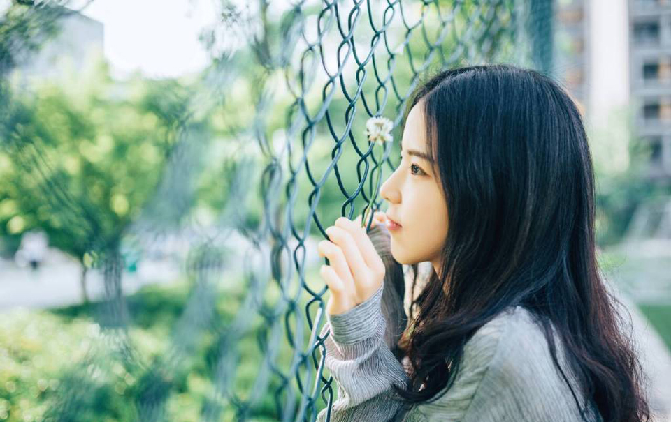 庞统点点头，邓贤、泠苞在军中威望终究不及张任，虽然如今占据了成都，成都以北皆降，但成都以南，巴郡各地将领官员却并未表态。